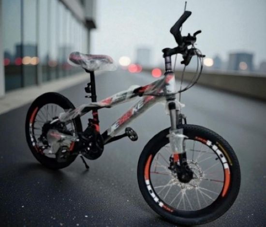 صورة دراجة رياضية سوداء بطبعة برتقالية مقاس 20